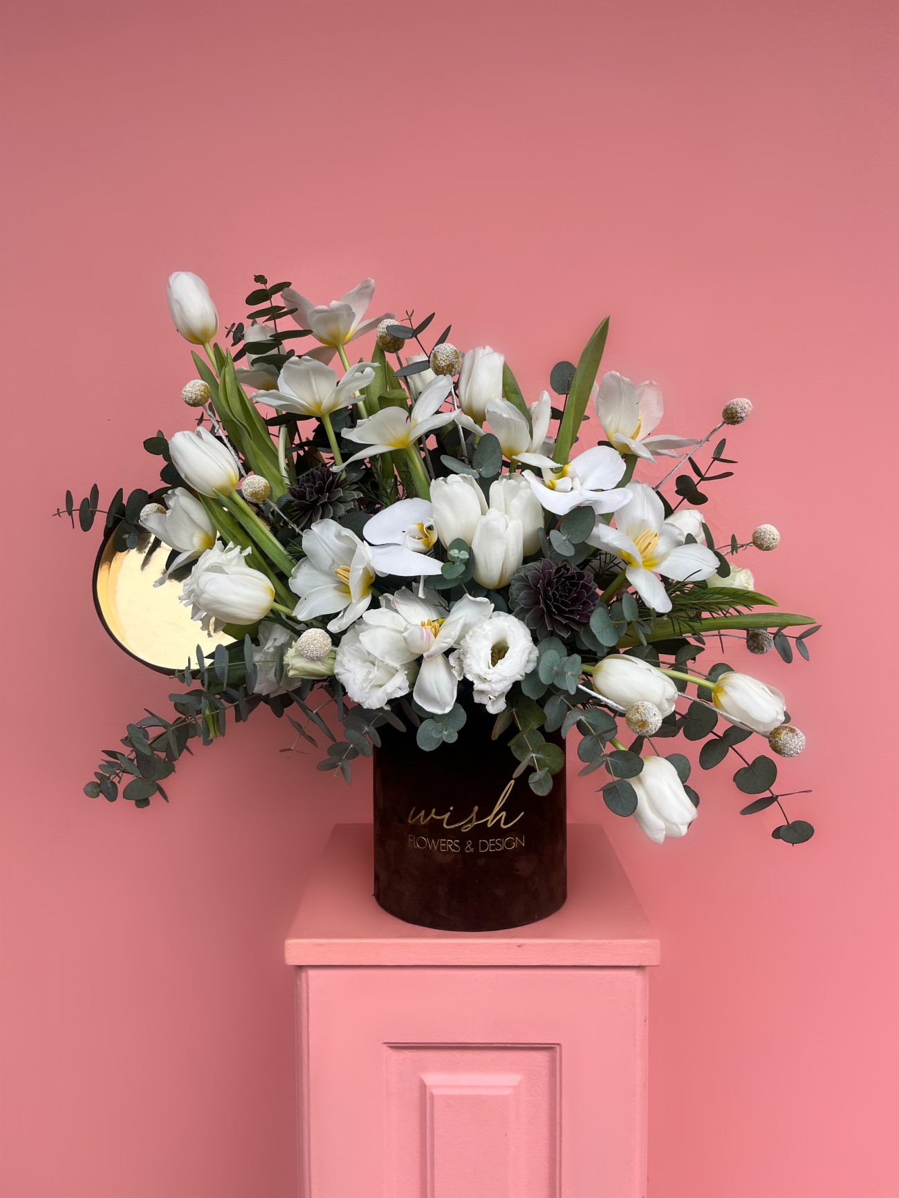 Kahverengi Kadife Kutuda White Tulip Dream Aranjman